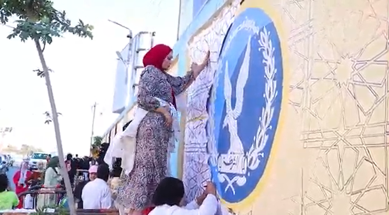 طالبات ترسم الجداريات 
