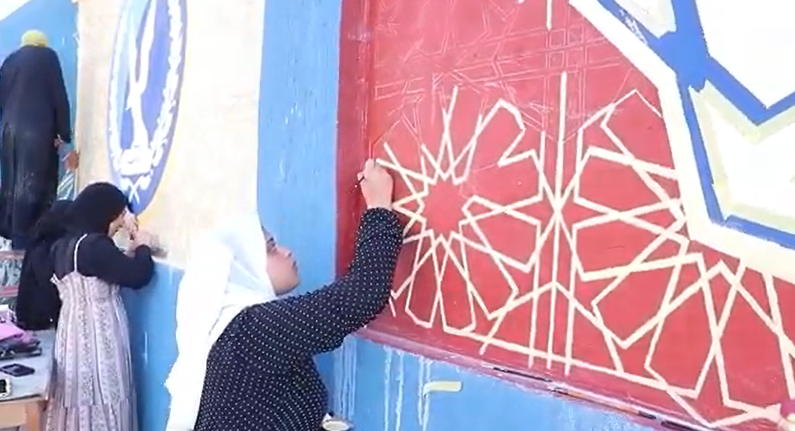 مهارة في رسم الجداريات 