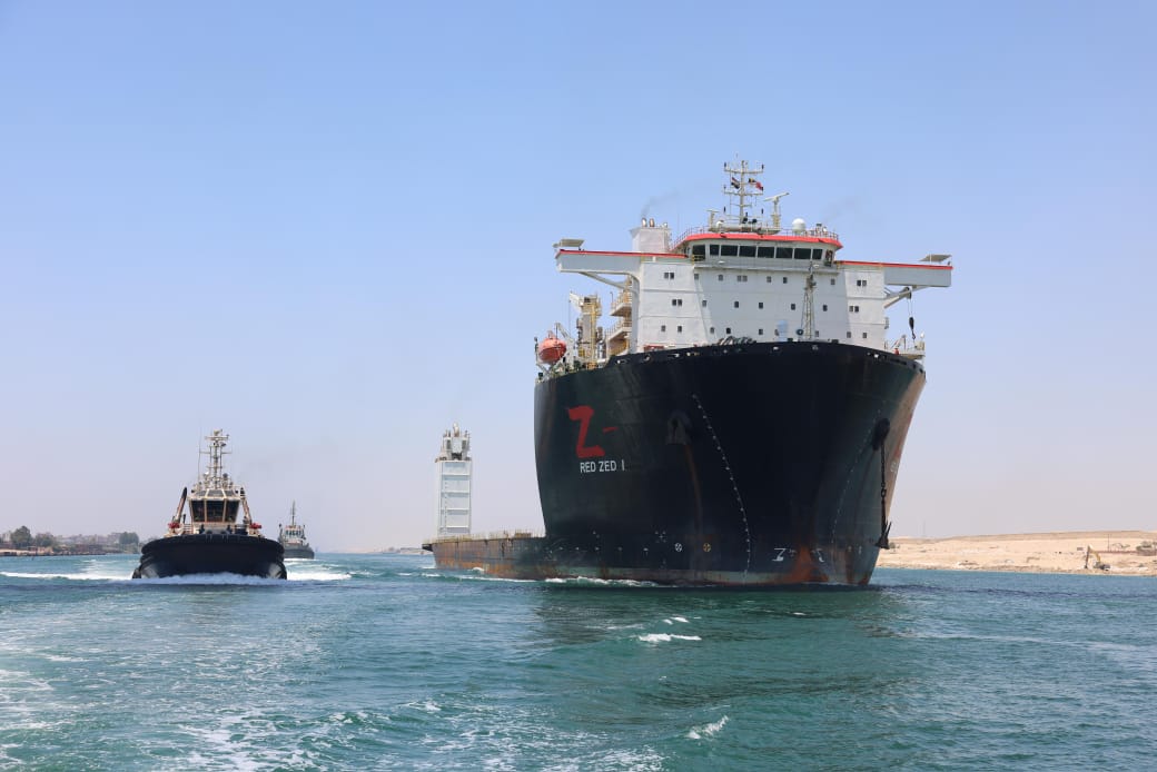 تعامل قناة السويس باحترافية مع عطل سفينة بالقناة (3)