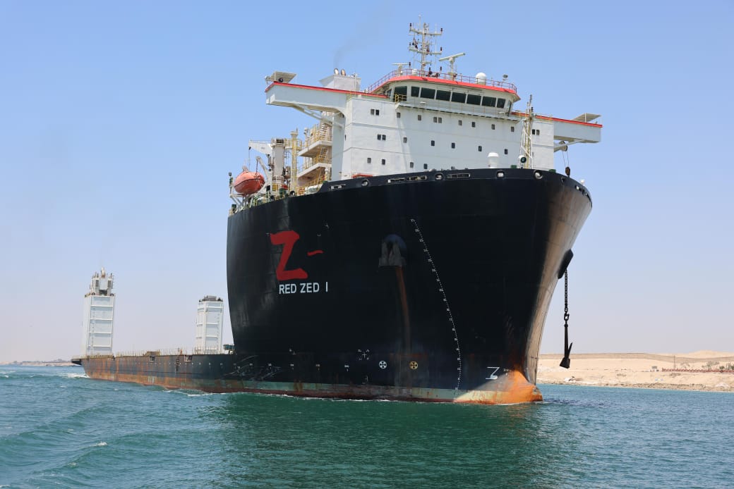 تعامل قناة السويس باحترافية مع عطل سفينة بالقناة (6)