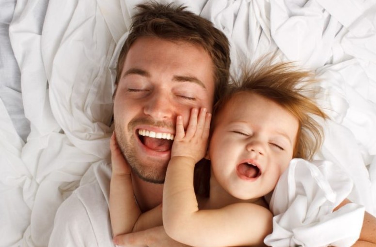 تعامل الأب مع طفله الرضيع تعامل الأب مع طفله الرضيع