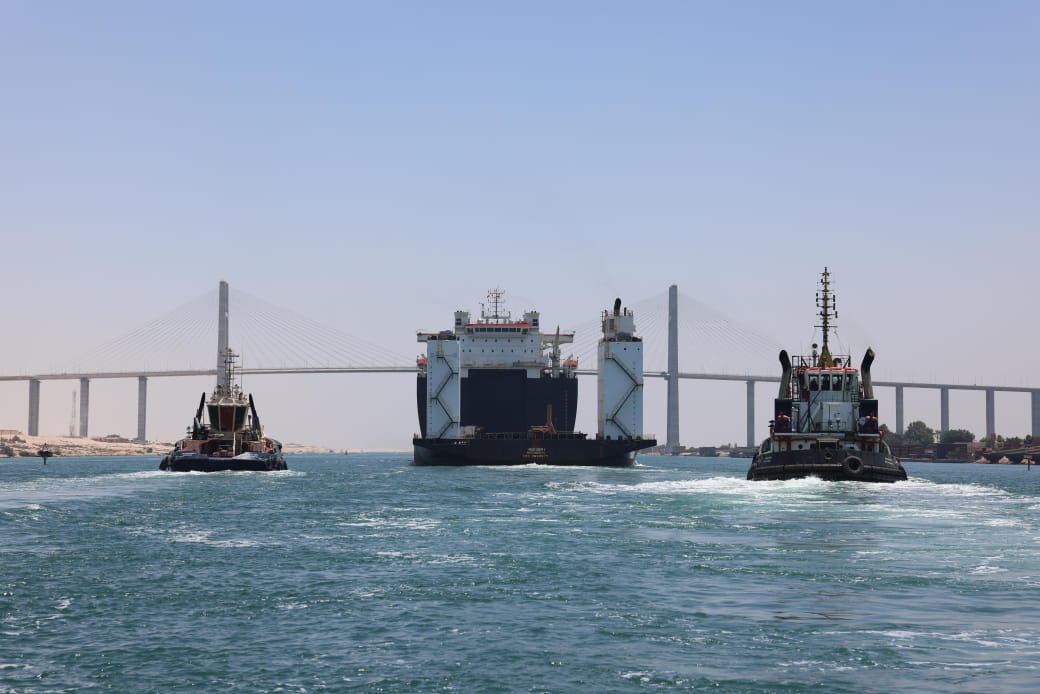 تعامل قناة السويس باحترافية مع عطل سفينة بالقناة (5)