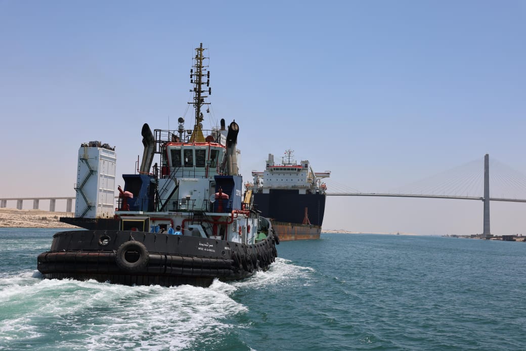 تعامل قناة السويس باحترافية مع عطل سفينة بالقناة (1)