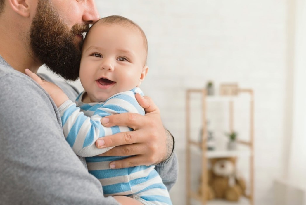 أب يحمل طفله أب يحمل طفله