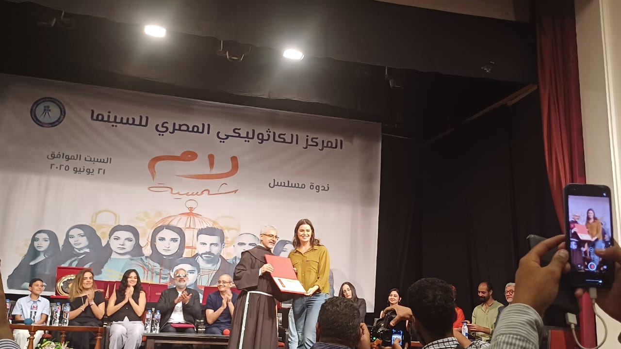 الأب بطرس دانيال يكرم يسرا اللوزى ومحمد شاهين وعدد من صناع لام شمسية بالمركز الكاثوليكي (3)