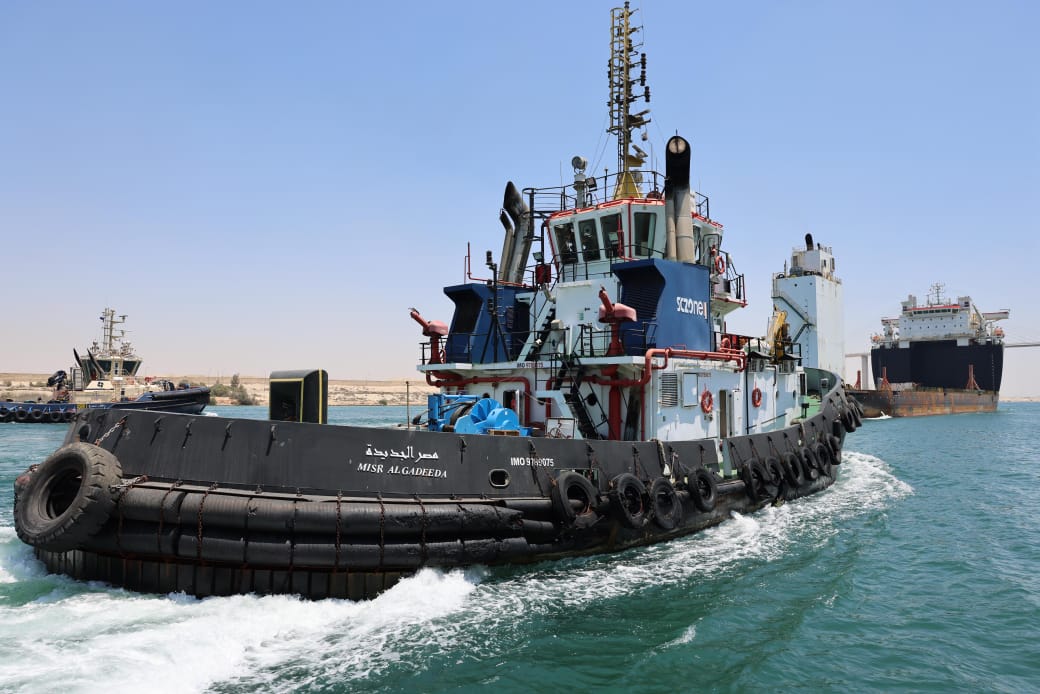 تعامل قناة السويس باحترافية مع عطل سفينة بالقناة (4)