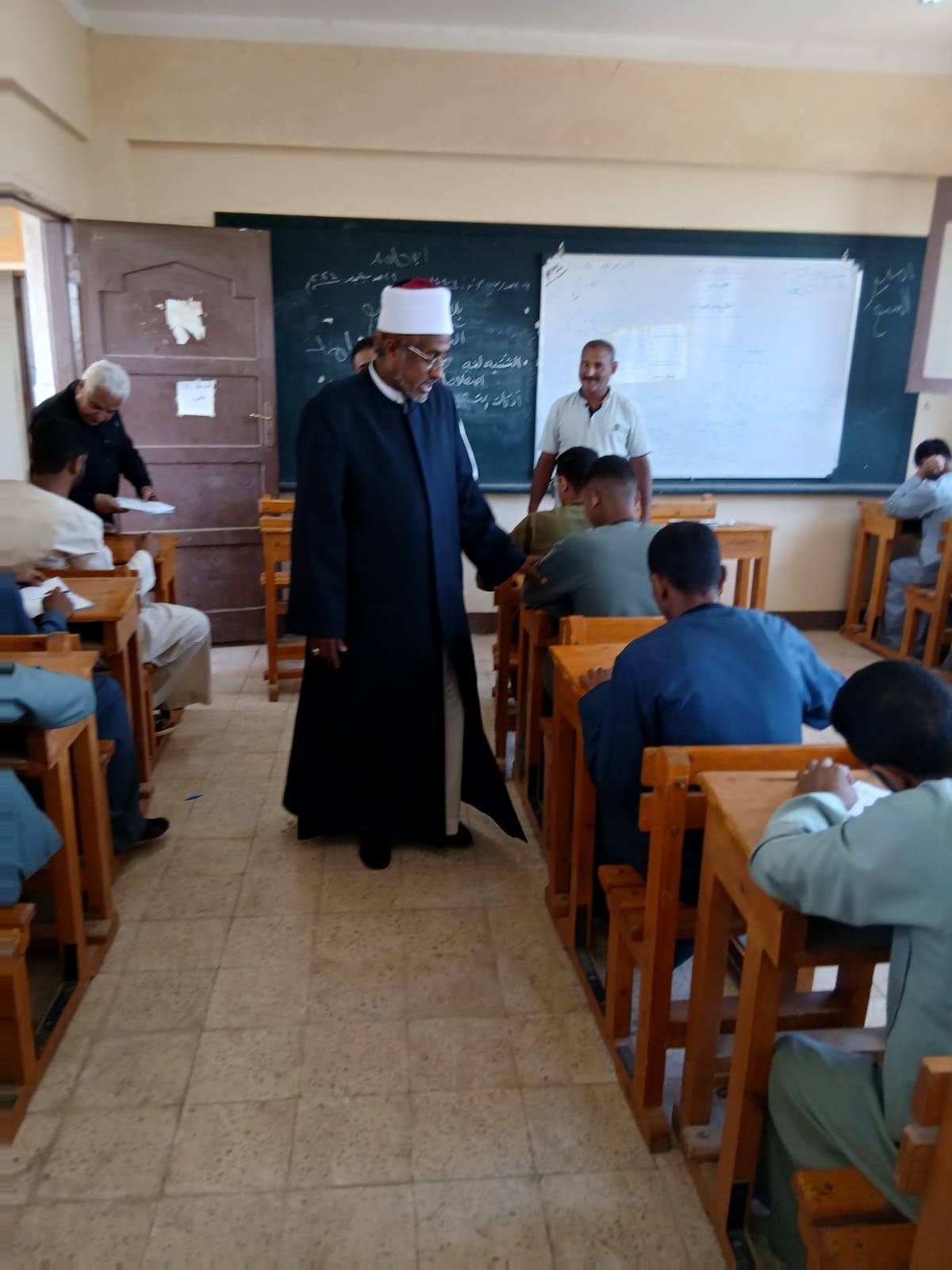 قيادات منطقة الأقصر الأزهرية يتفقدون لجان إمتحانات الثانوية الأزهرية