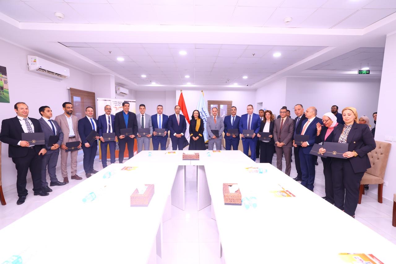 الدكتورة مايا مرسى وزيرة التضامن والدكتور عمرو عثمان مع قيادات الصندوق والمتعافين من الإدمان