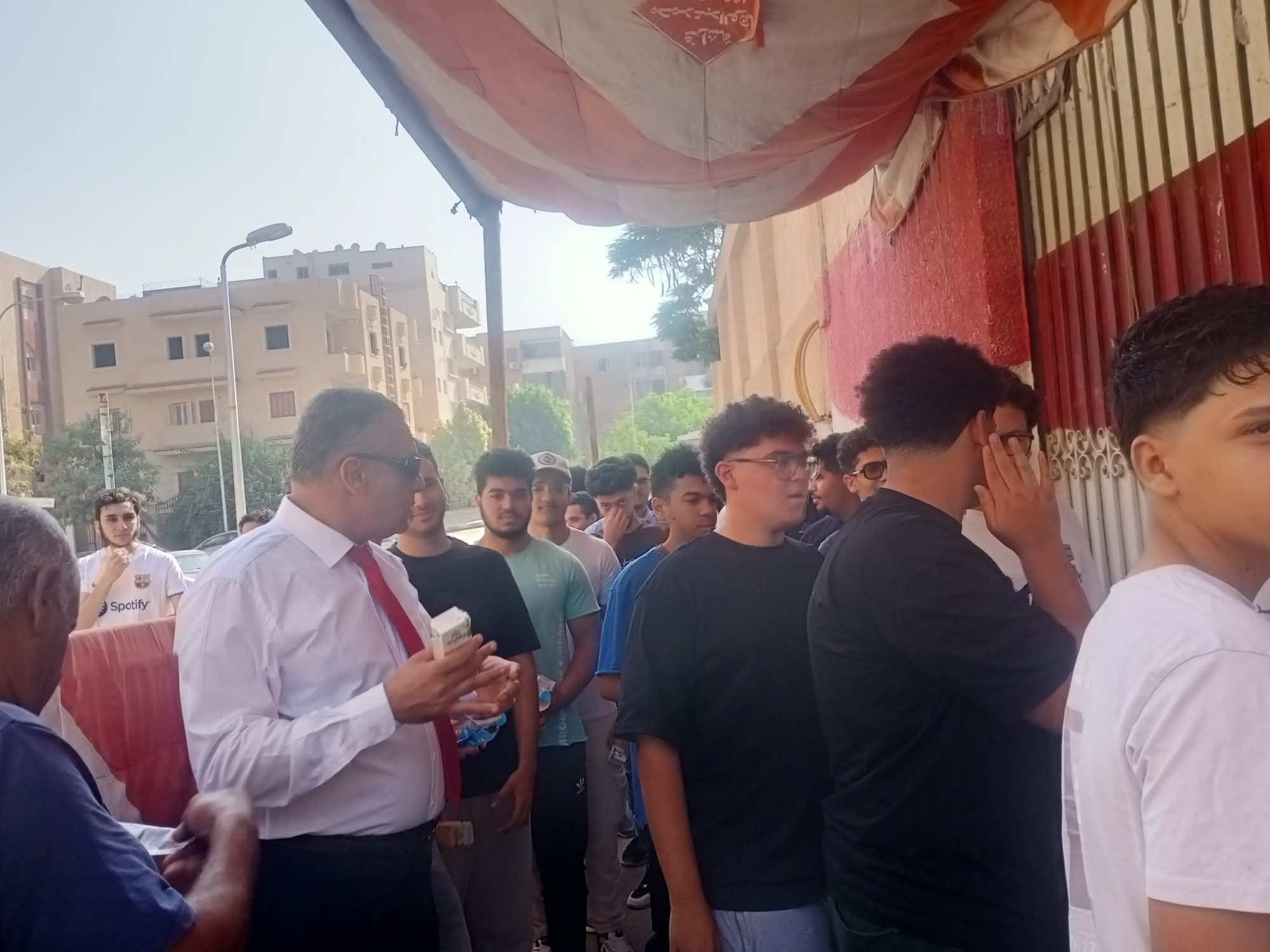 توزيع العصائر علي طلاب الثانوية العامة توزيع العصائر علي طلاب الثانوية العامة