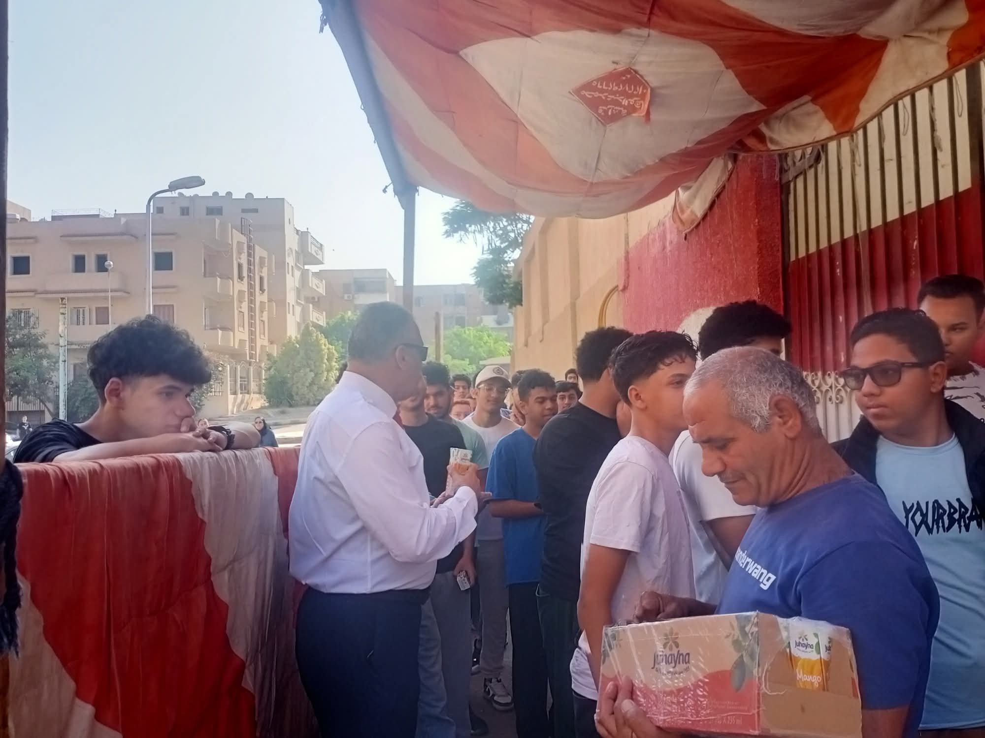 خلال توزيع العصائر خلال توزيع العصائر