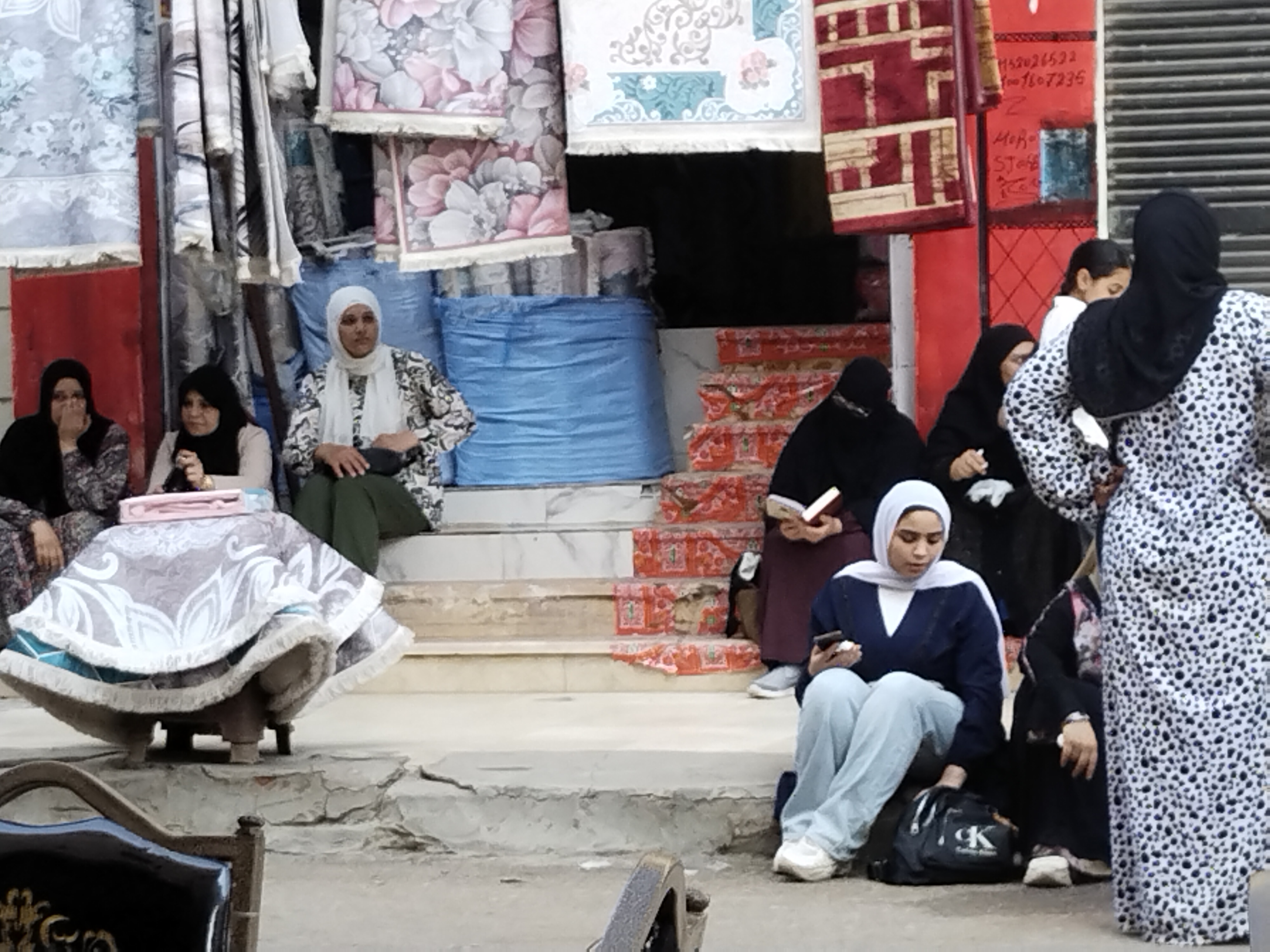 أولياء الأمور يقرأون القرآن أمام اللجان أولياء الأمور يقرأون القرآن أمام اللجان