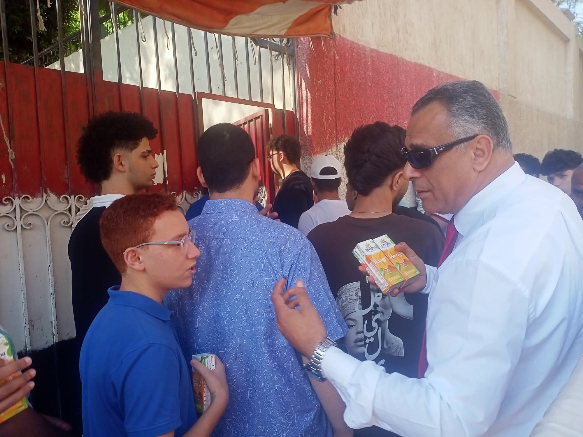 طلاب الثانوية العامة قبل الدخول للجان بالعبور طلاب الثانوية العامة قبل الدخول للجان بالعبور