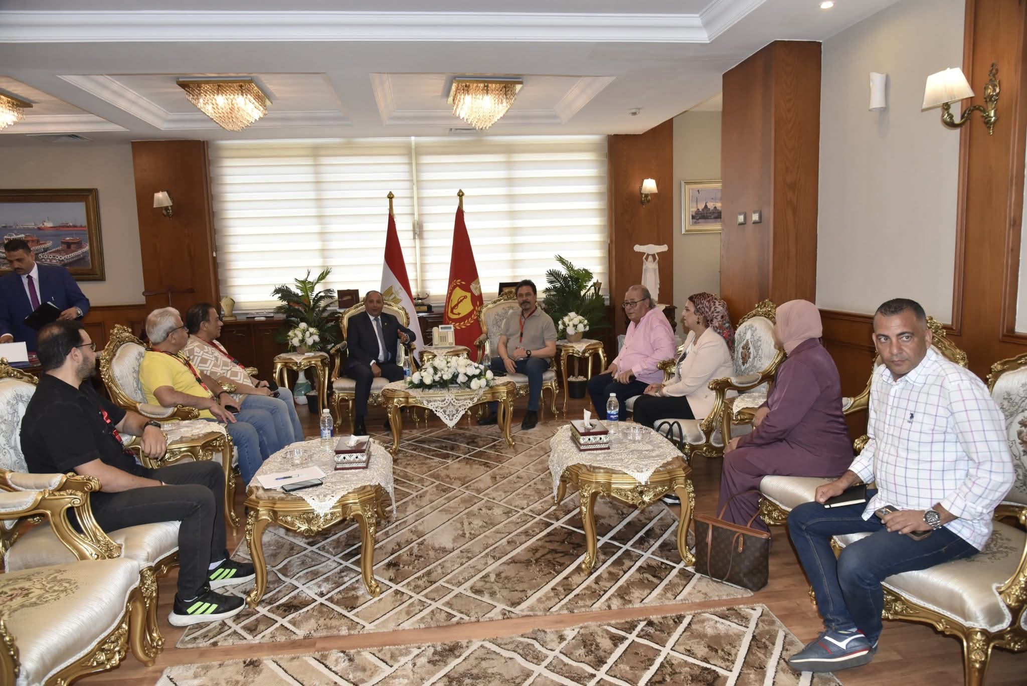المحافظ خلال استقباله لتنسيق المهرجان المحافظ خلال استقباله لتنسيق المهرجان