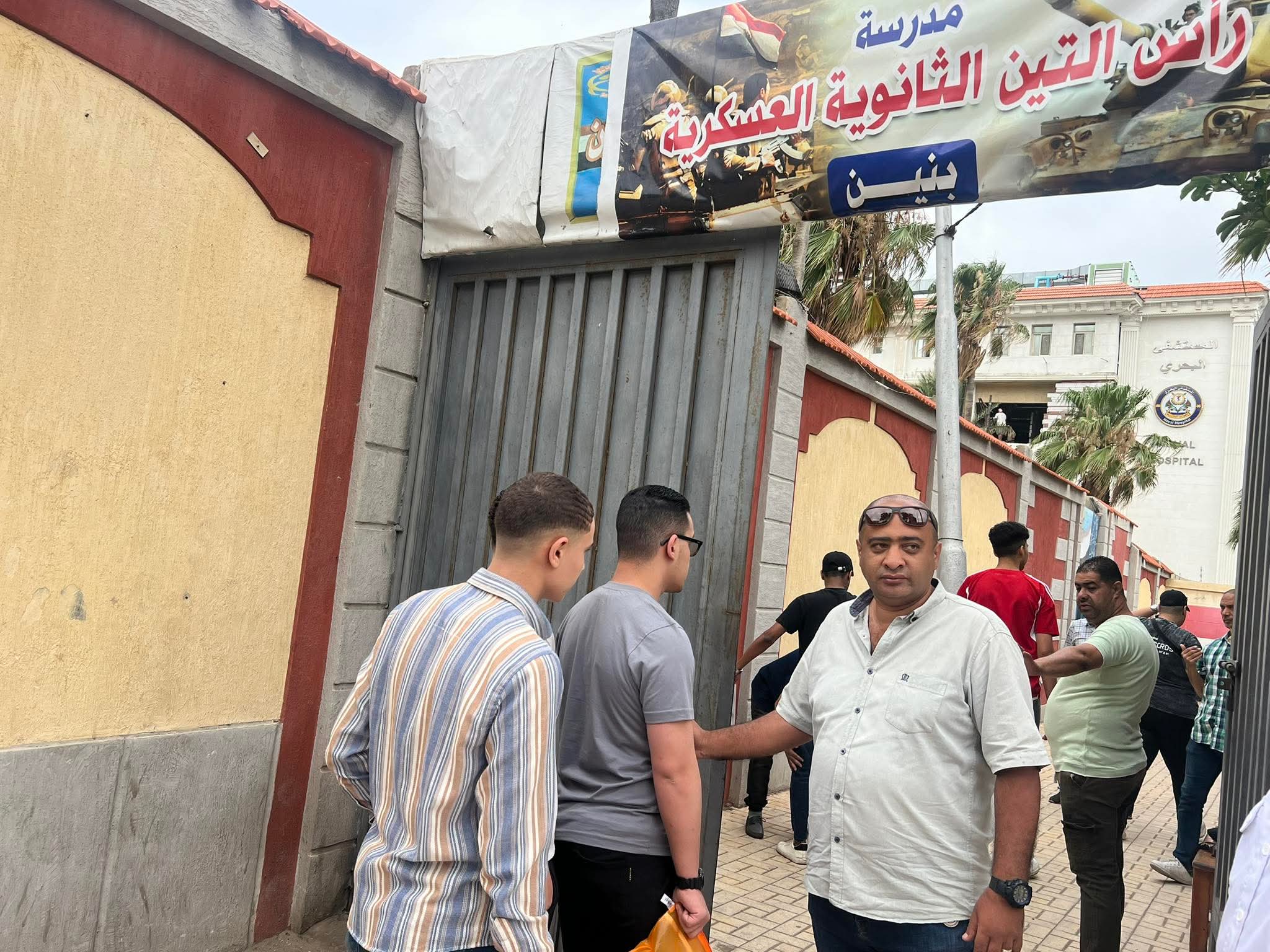 إجراءات وتفتيش أمام لجان الامتحانات في الإسكندرية إجراءات وتفتيش أمام لجان الامتحانات في الإسكندرية