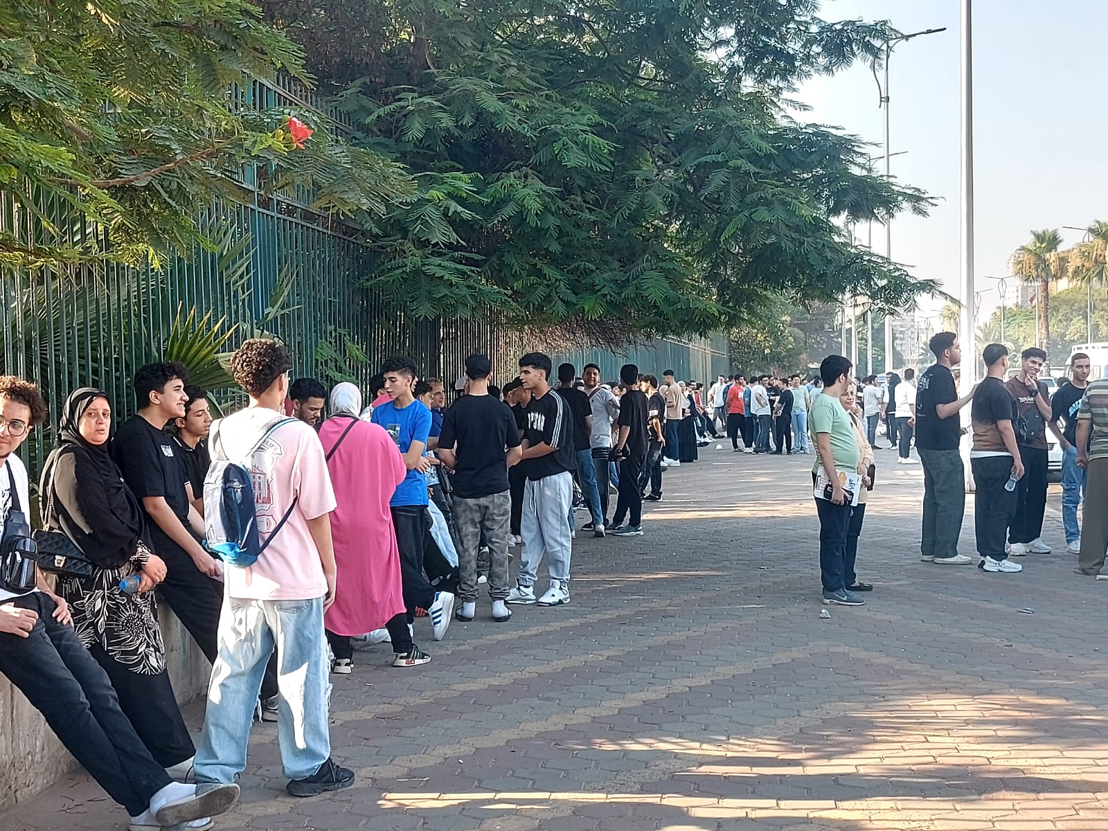 الطلاب أمام لجان الامتحانات ومراجعة الدقائق الأخيرة