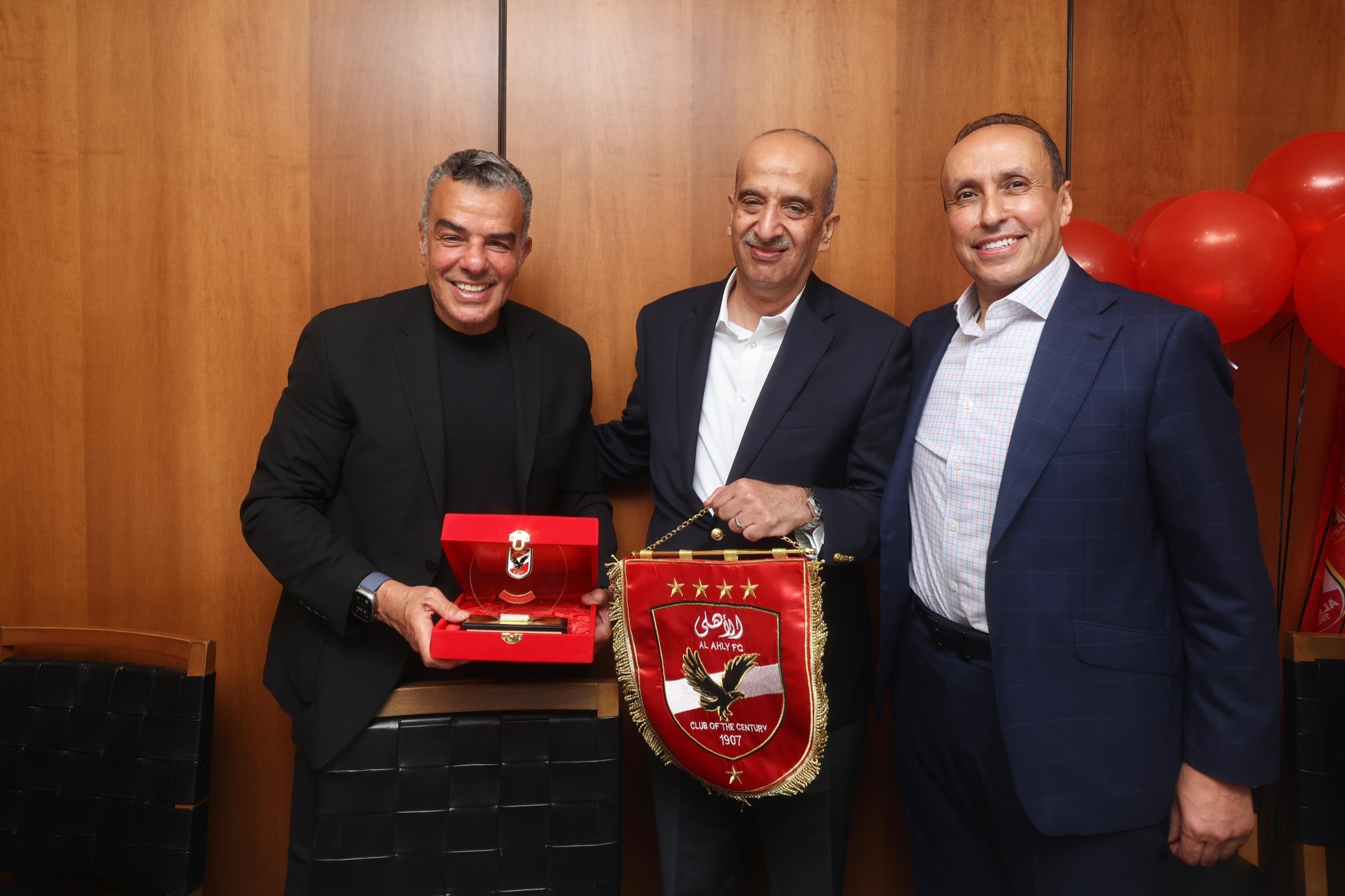 خالد مرتجي يتبادل الهدايا مع الوفود في كأس العالم للأندية (1)