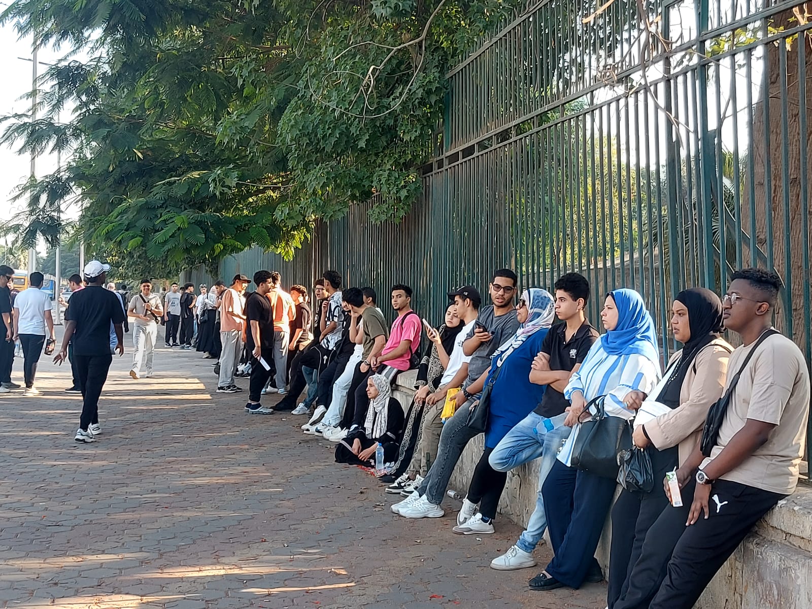 الطلاب يراجعون مادة اللغة العربية قبل بدء اللجان