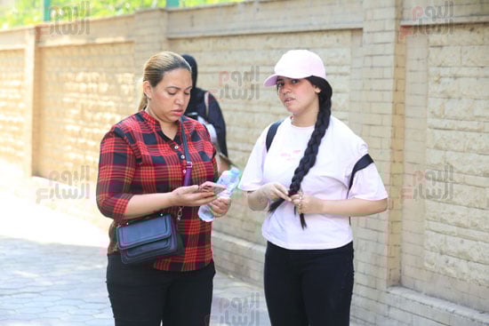 الأمهات يساندون أبنائهم قبل بدء الامتحان الأمهات يساندون أبنائهم قبل بدء الامتحان