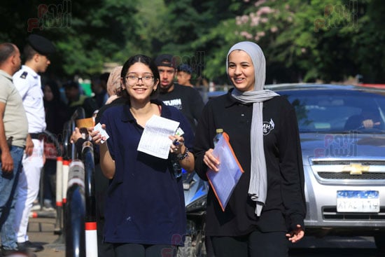 طالبات الثانوية العامة قبل بدء امتحان اللغة العربية طالبات الثانوية العامة قبل بدء امتحان اللغة العربية