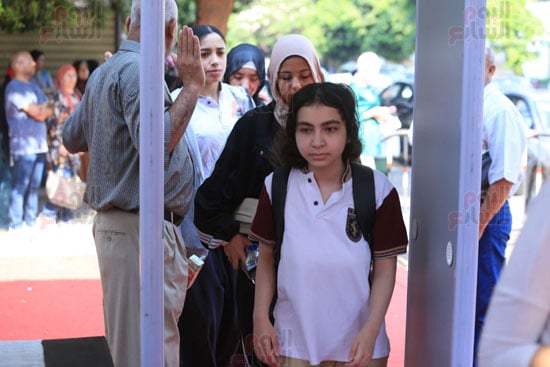 دخول طالبات الثانوية العامة إلى لجان الامتحان دخول طالبات الثانوية العامة إلى لجان الامتحان