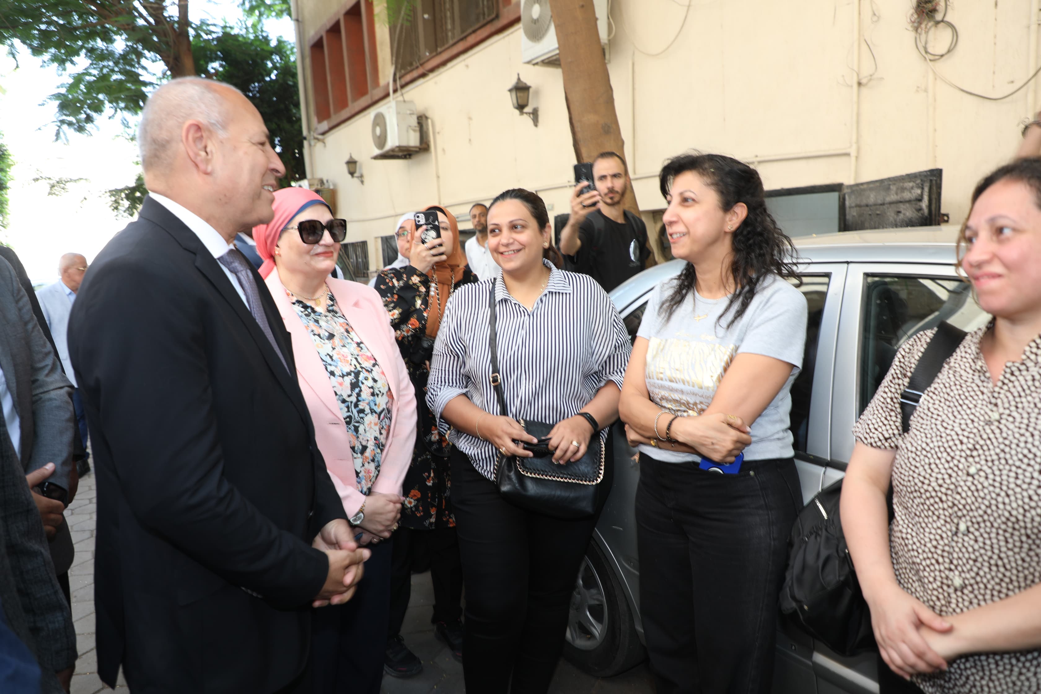 إلتقى محافظ القاهرة بأولياء الأمور وطمأنهم على أبنائهم