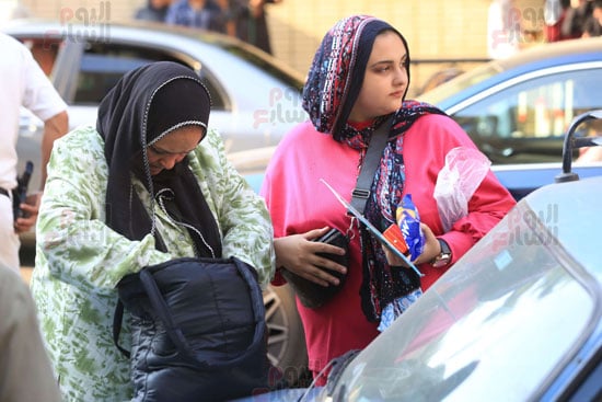 الأمهات يدعمون أبنائهم قبل امتحان الثانوية العامة الأمهات يدعمون أبنائهم قبل امتحان الثانوية العامة