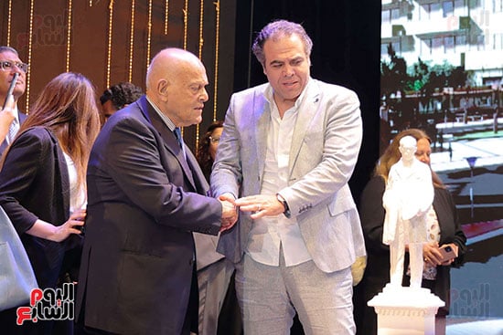 مجدي يعقوب مع النحات عصام درويش مجدي يعقوب مع النحات عصام درويش
