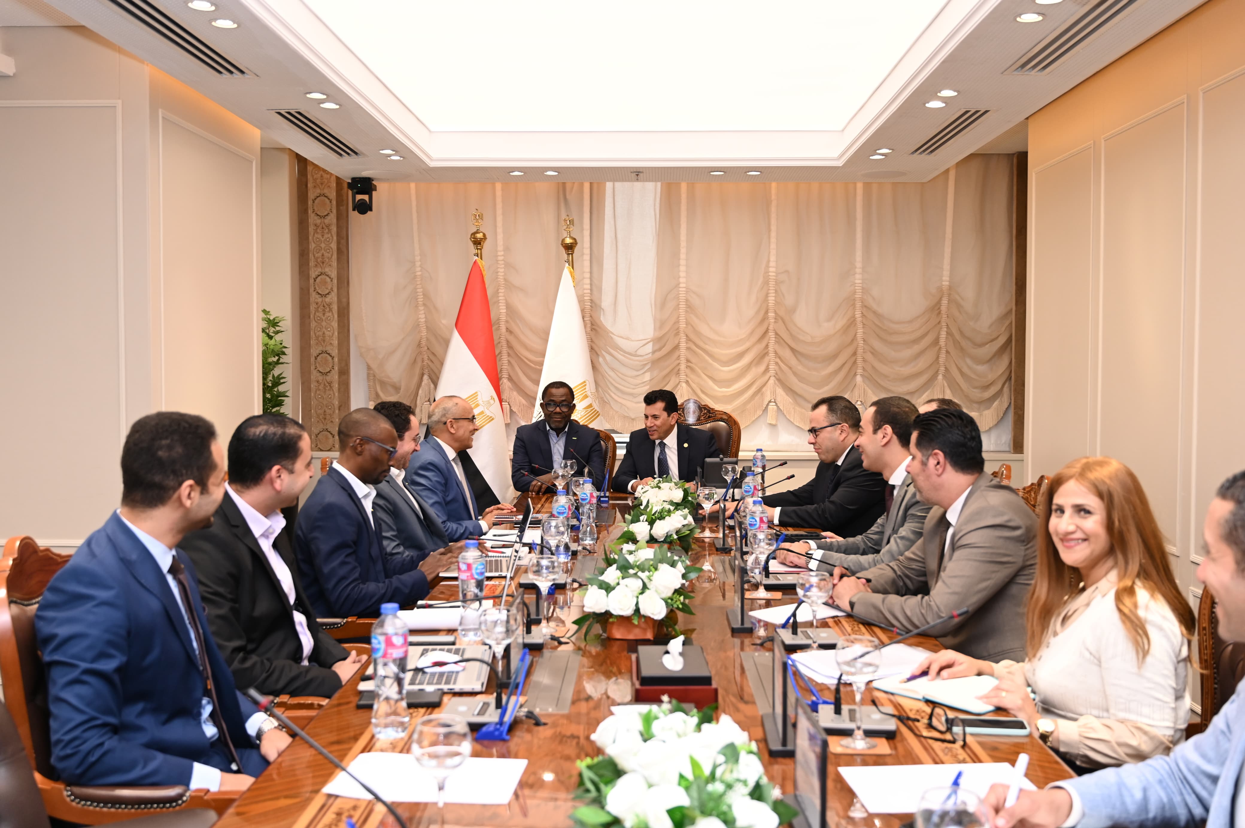 وزير الرياضة يلتقي مسئولي الاتحاد الافريقي لكرة القدم