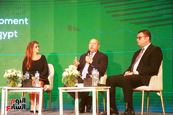 وزير الصناعة ووزير الاسكان خلال الملتقى