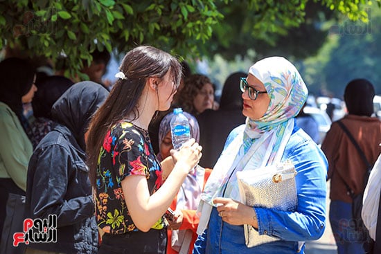 سيدة تطمئن علي ابنتها بعد الامتحان سيدة تطمئن علي ابنتها بعد الامتحان