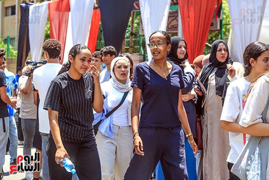 خروج الطالبات بعد اداء امتحان اللغة العربية خروج الطالبات بعد اداء امتحان اللغة العربية