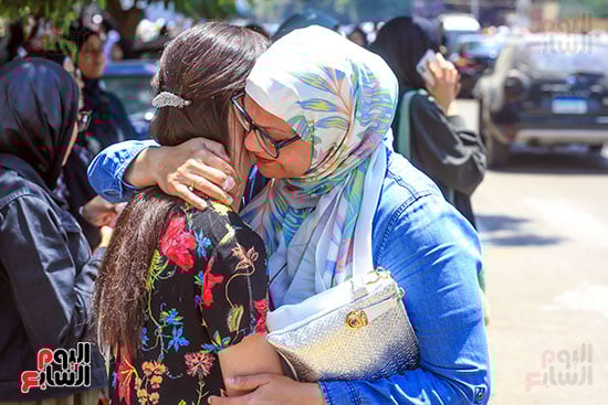 سيدة تحضن ابنتها بعد امتحان اللغة العربية سيدة تحضن ابنتها بعد امتحان اللغة العربية