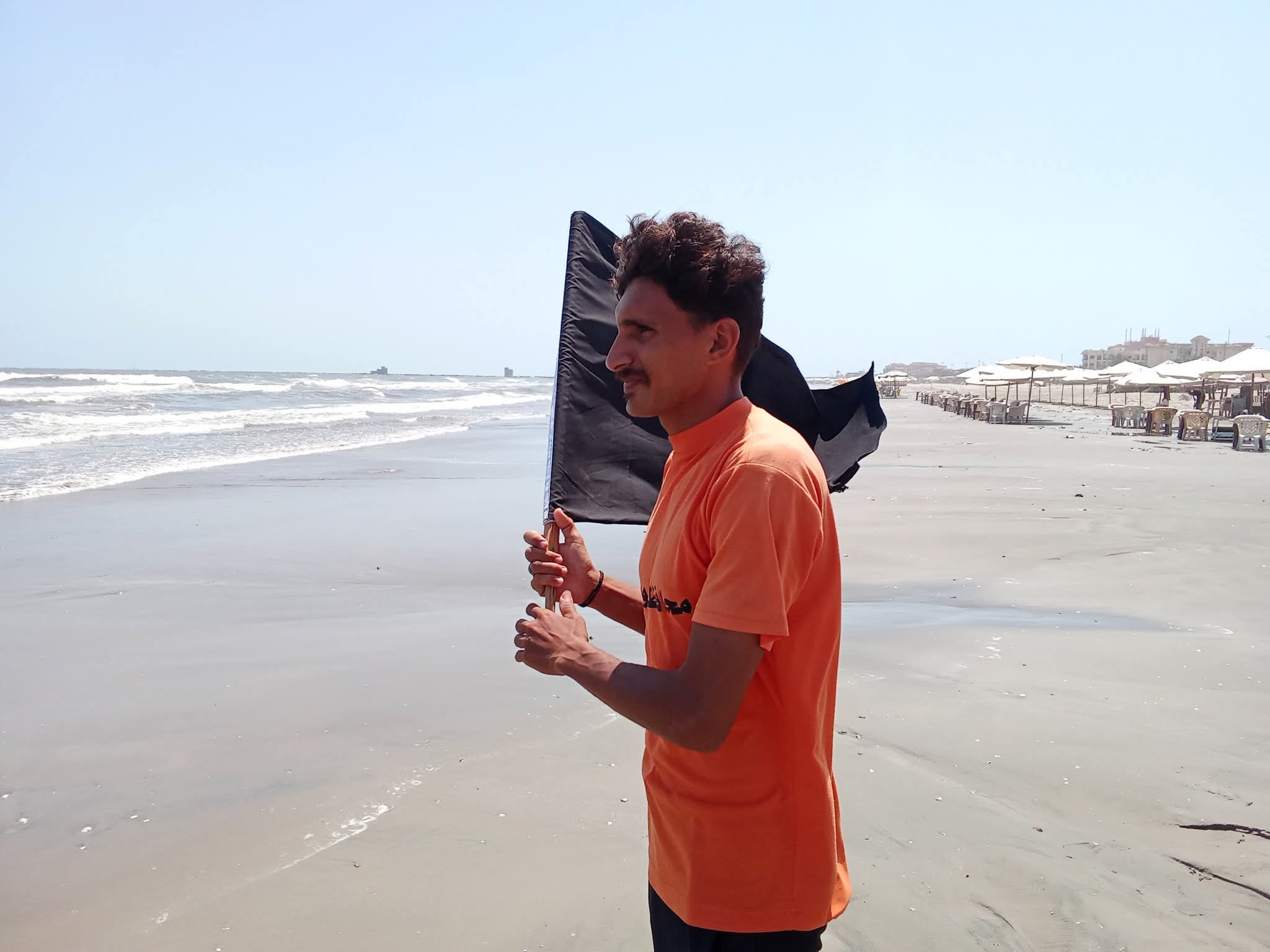 رفع الريات بالشاطئ