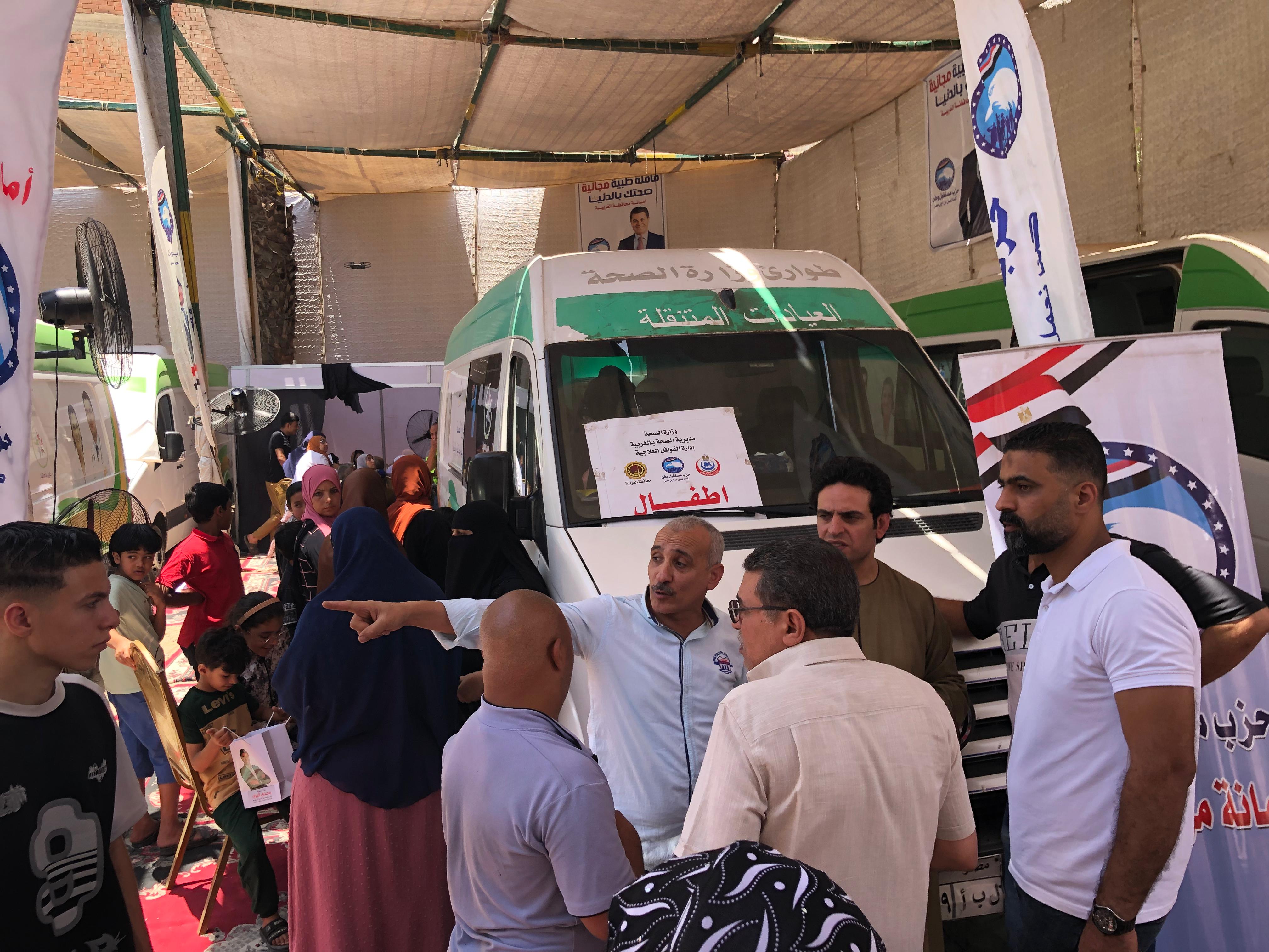 عيادات متنقلة للكشف الطبي على الأهالي عيادات متنقلة للكشف الطبي على الأهالي