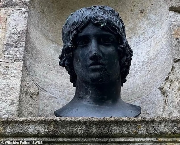 تمثال من البرونز