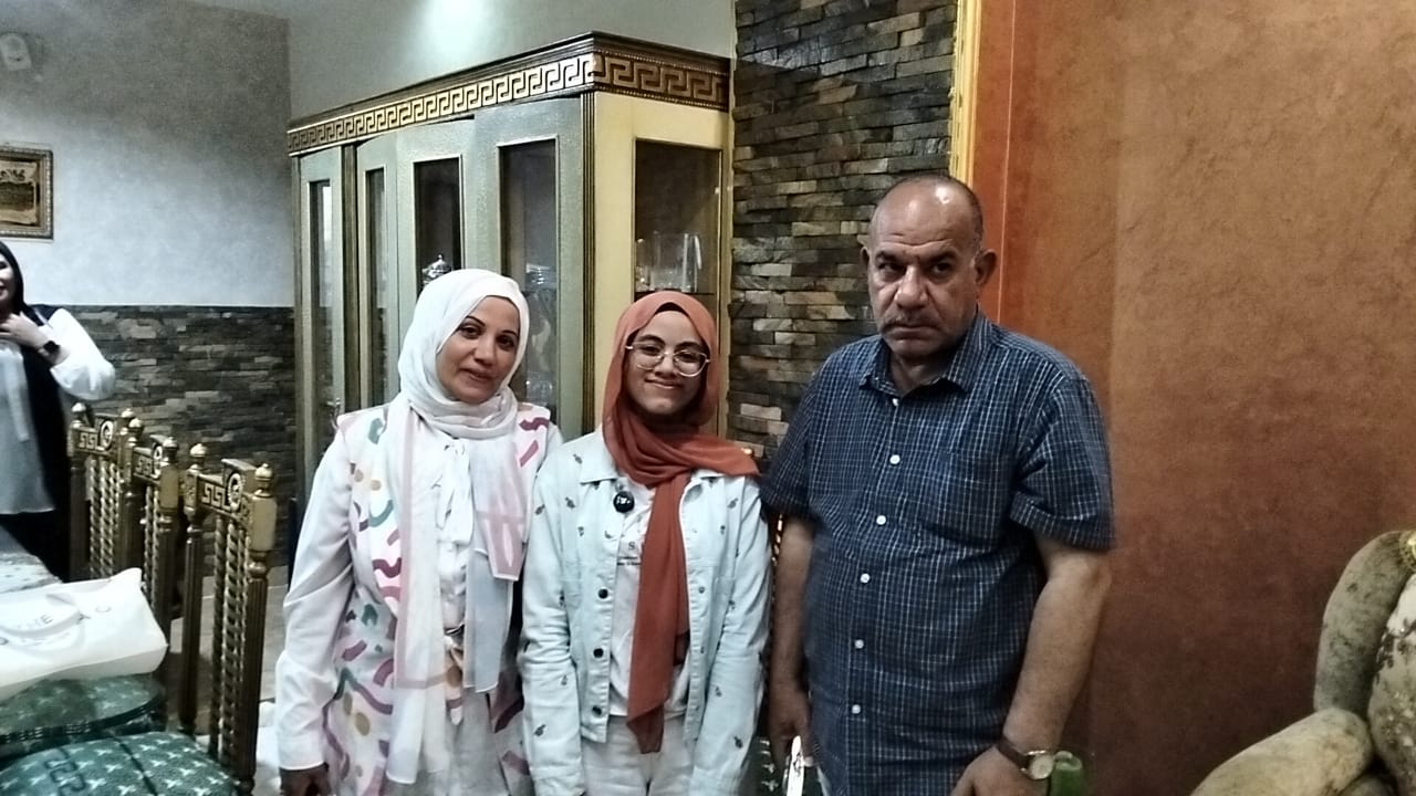 الزميل صبرى غانم مع الأولى على الإعدادية بالإسماعي الزميل صبرى غانم مع الأولى على الإعدادية بالإسماعي