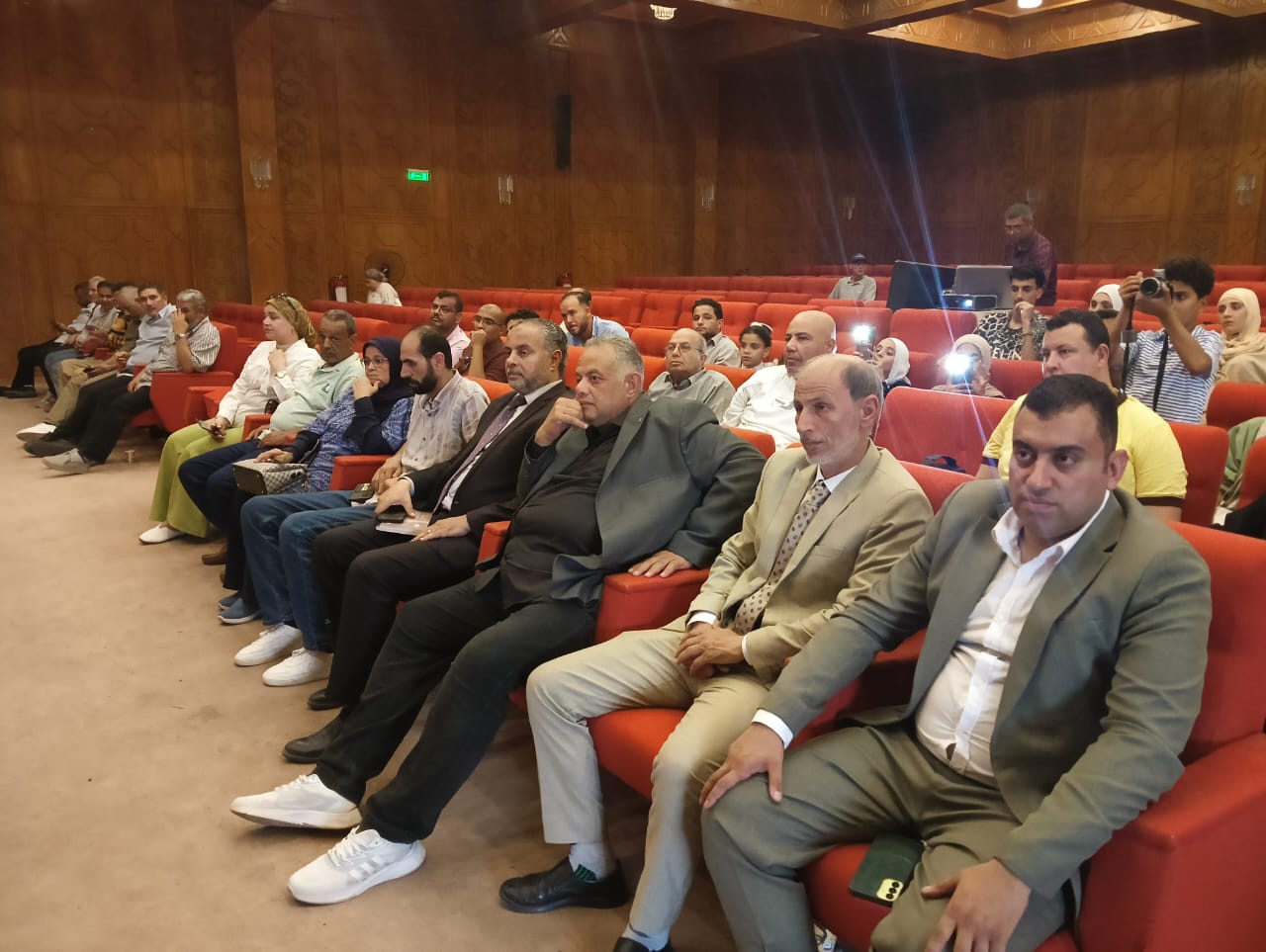 جانب من الشعراء الضيوف جانب من الشعراء الضيوف
