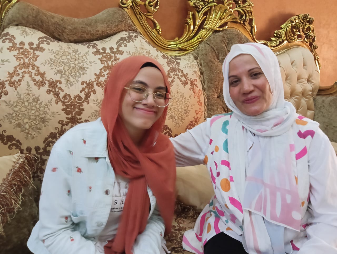 والدة جنا مع الأولى على الشهادة الإعدادية والدة جنا مع الأولى على الشهادة الإعدادية