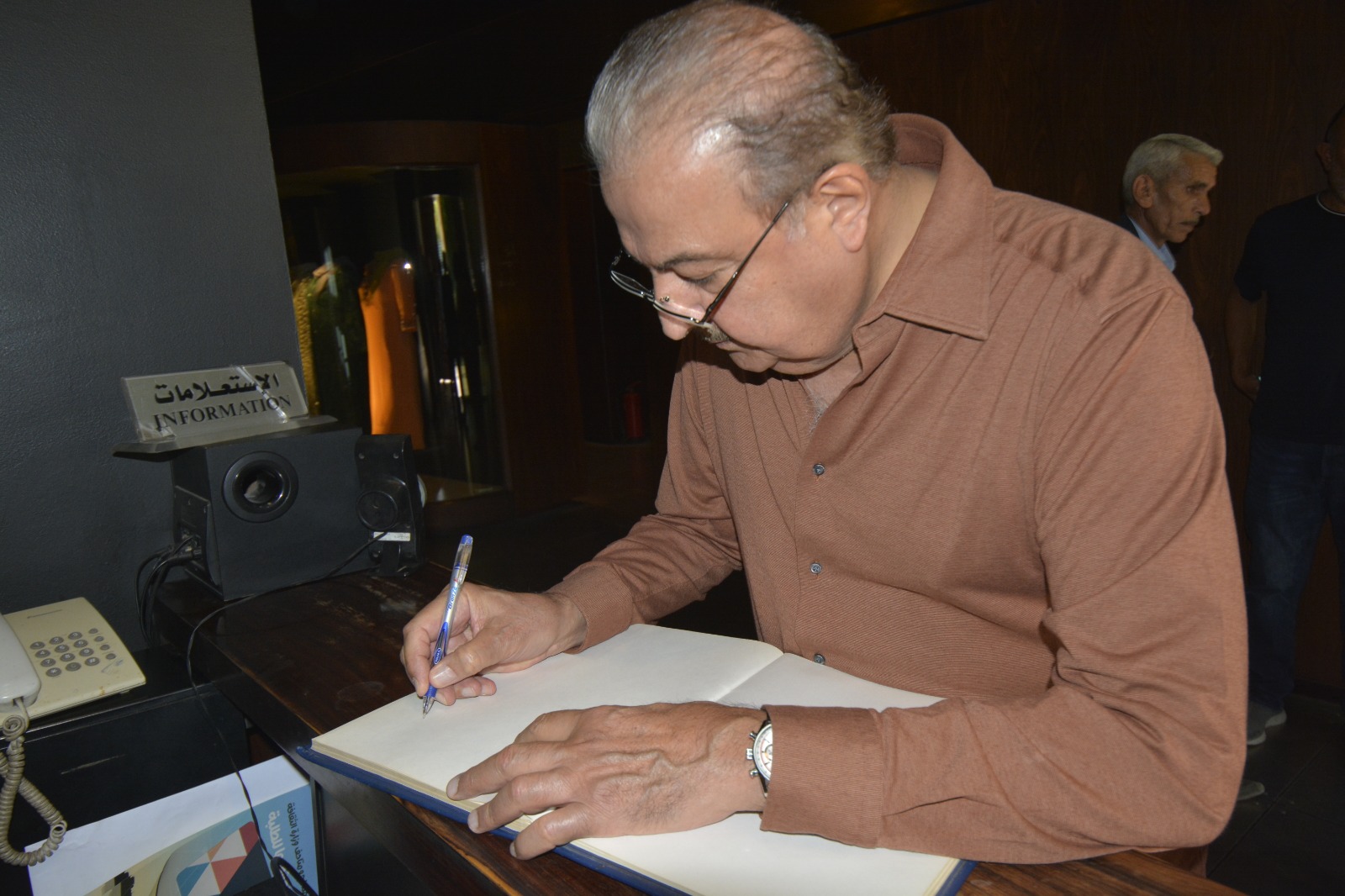 وزير ثقافة البحرين  يكتب في دفتر الزوار