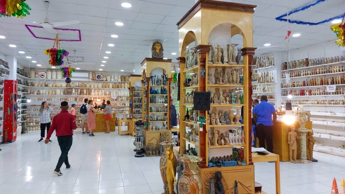اقبال السياح لشراء الهدايا والتحف المقلدة غرب الأقصر