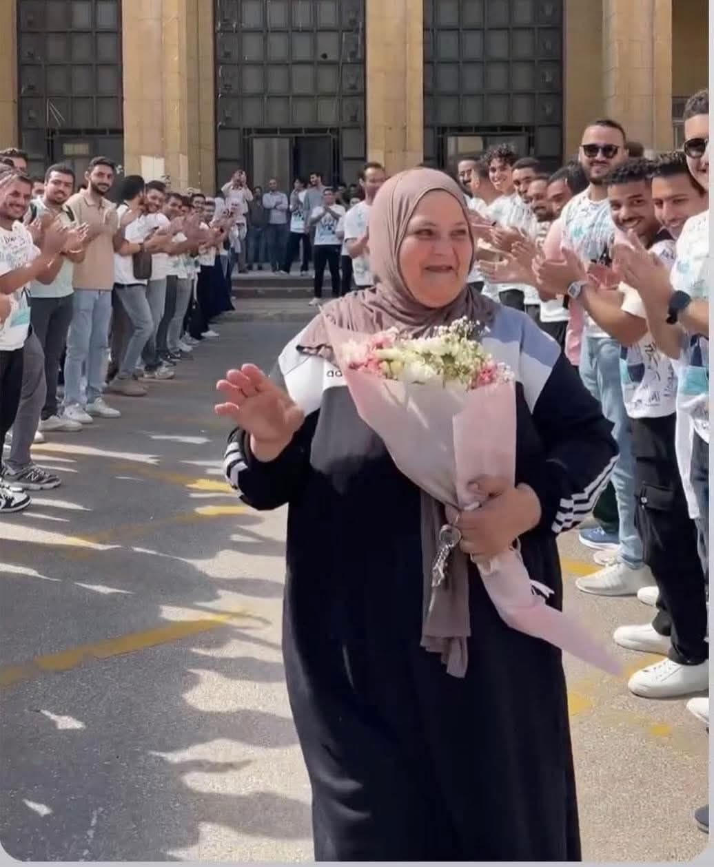 باقات ورد وممر شرفى.. طلاب هندسة الإسكندرية يكرمون عاملة فى آخر يوم امتحانات باقات ورد وممر شرفى.. طلاب هندسة الإسكندرية يكرمون عاملة فى آخر يوم امتحانات