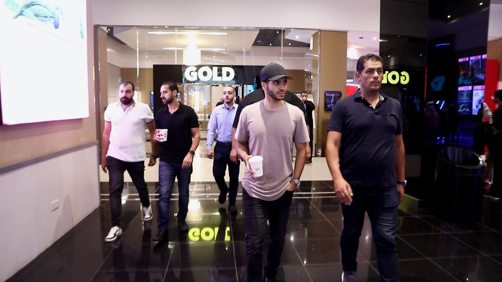 ‏‎مينا مسعود يفاجئ الجمهور في سينمات القاهرة للترويج لفيلمه في عز الضهر (2)
