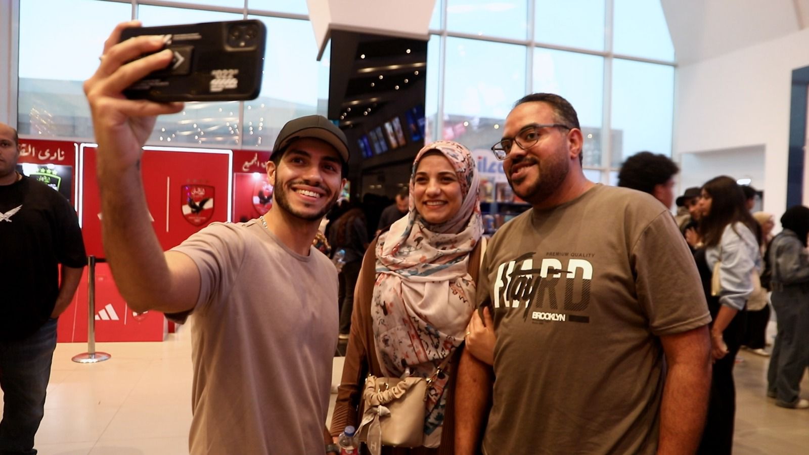 ‏‎مينا مسعود يفاجئ الجمهور في سينمات القاهرة للترويج لفيلمه في عز الضهر (3)