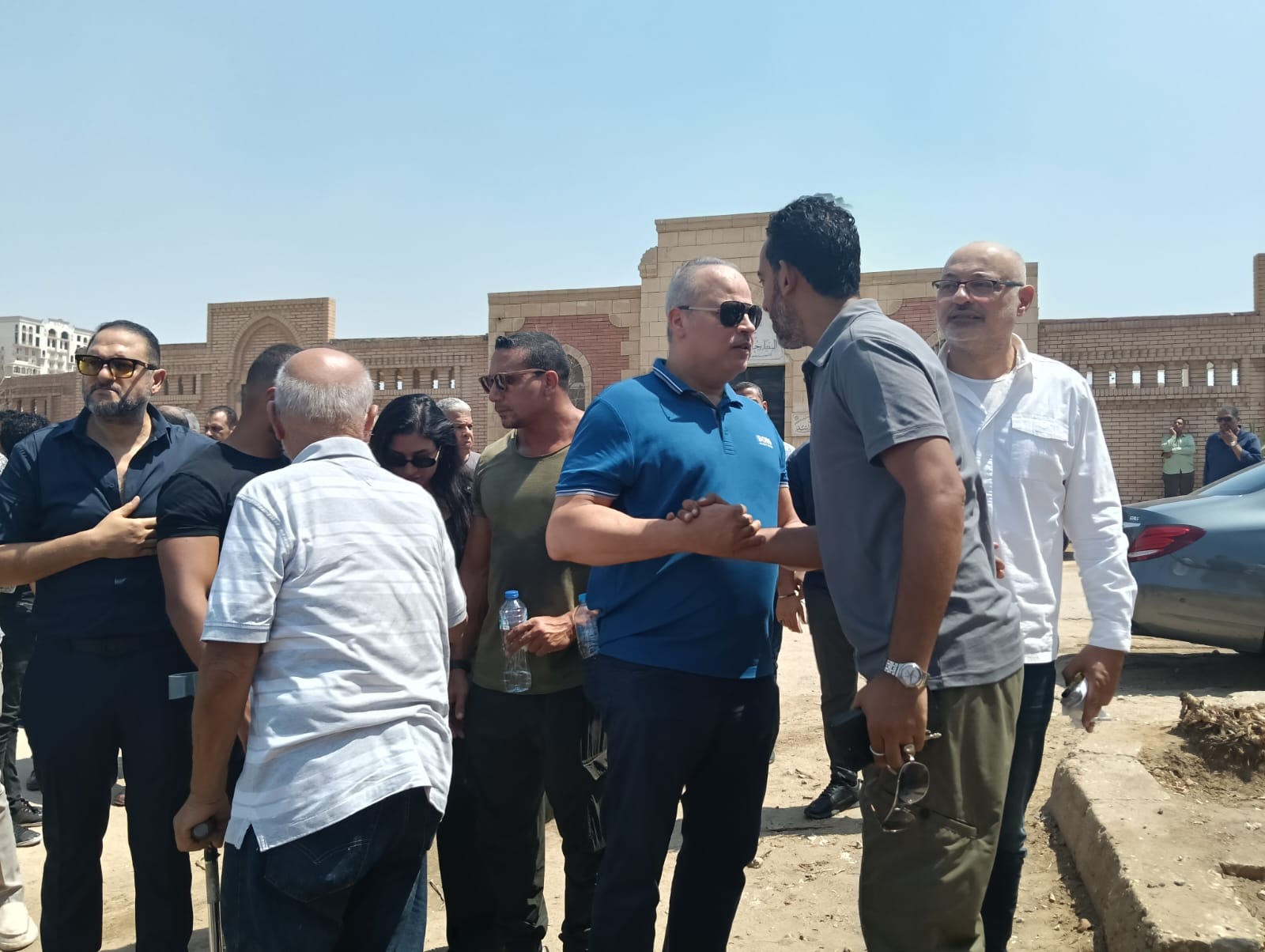 تامر عبد المنعم يستقبل عزاء والده بالمقابر