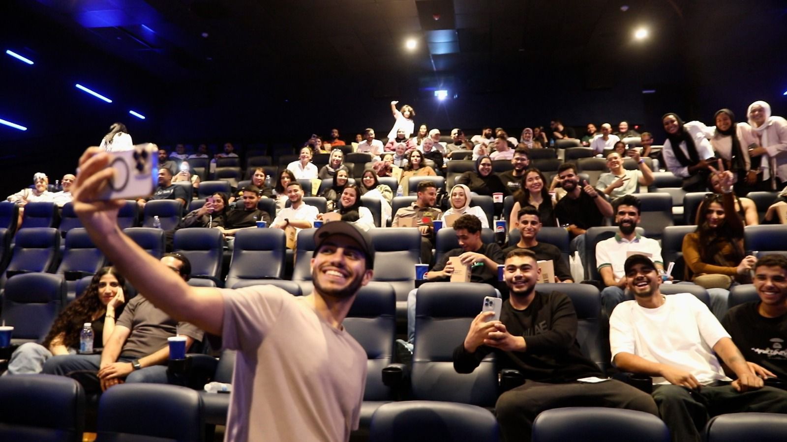 ‏‎مينا مسعود يفاجئ الجمهور في سينمات القاهرة للترويج لفيلمه في عز الضهر (1)