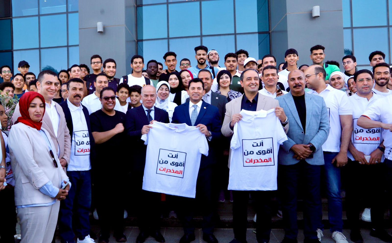 صورة جماعية للاحتفال باليوم العالمى لمكافحة المخدرات