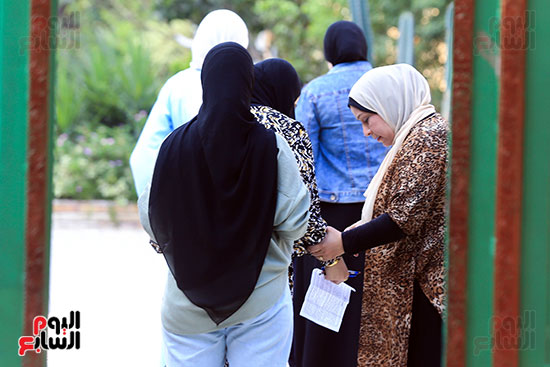 تفتيش الطالبات قبل دخول الامتحان تفتيش الطالبات قبل دخول الامتحان
