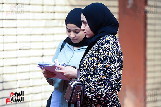طالبات يراجعن الامتحان طالبات يراجعن الامتحان