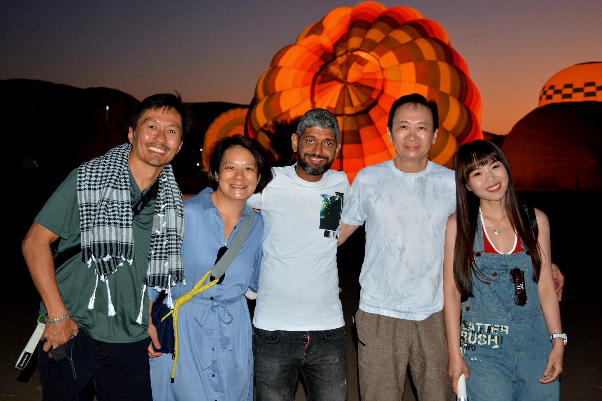 بهجة كبيرة من السائحين فى قلب رحلات البالون الطائر