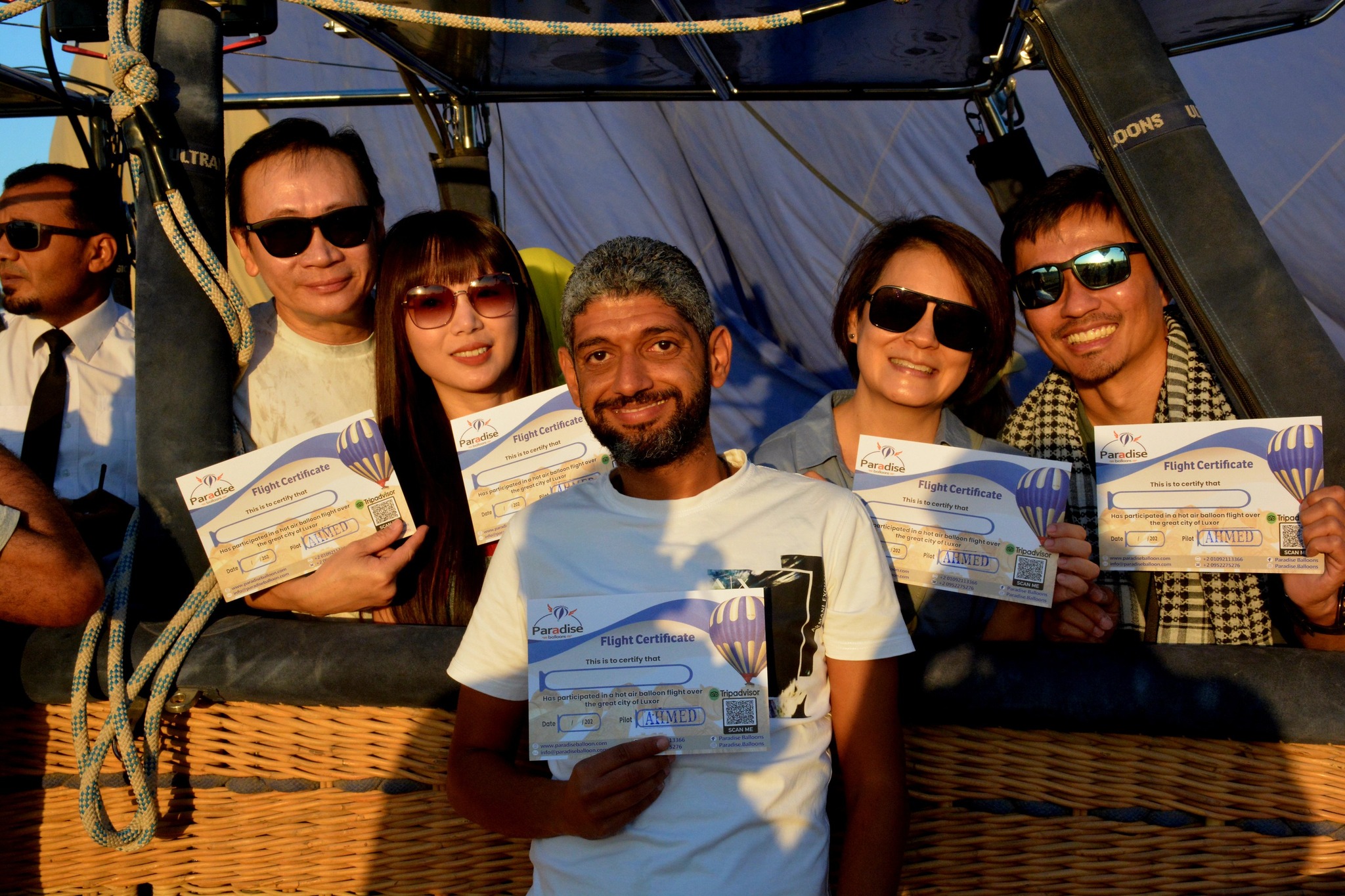 سعادة الأجانب على متن رحلات البالون غرب الأقصر